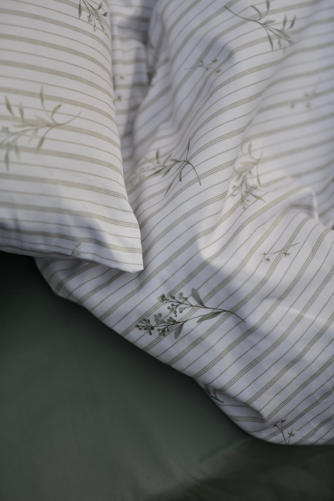 Calm florals - 7 piece Comforter set