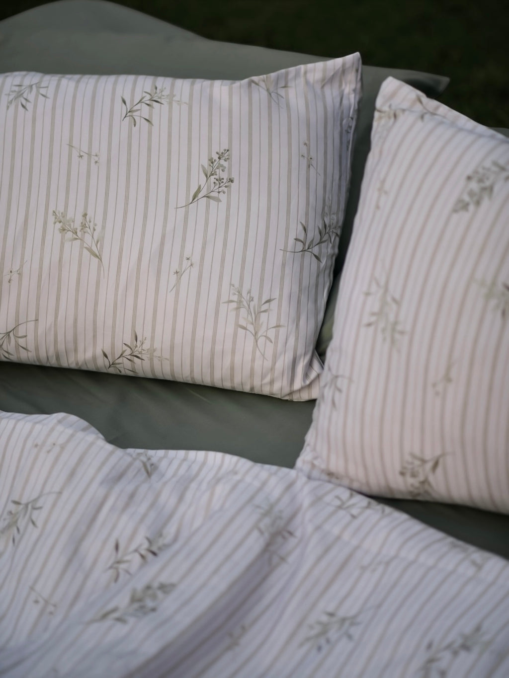 Calm florals - 7 piece Comforter set