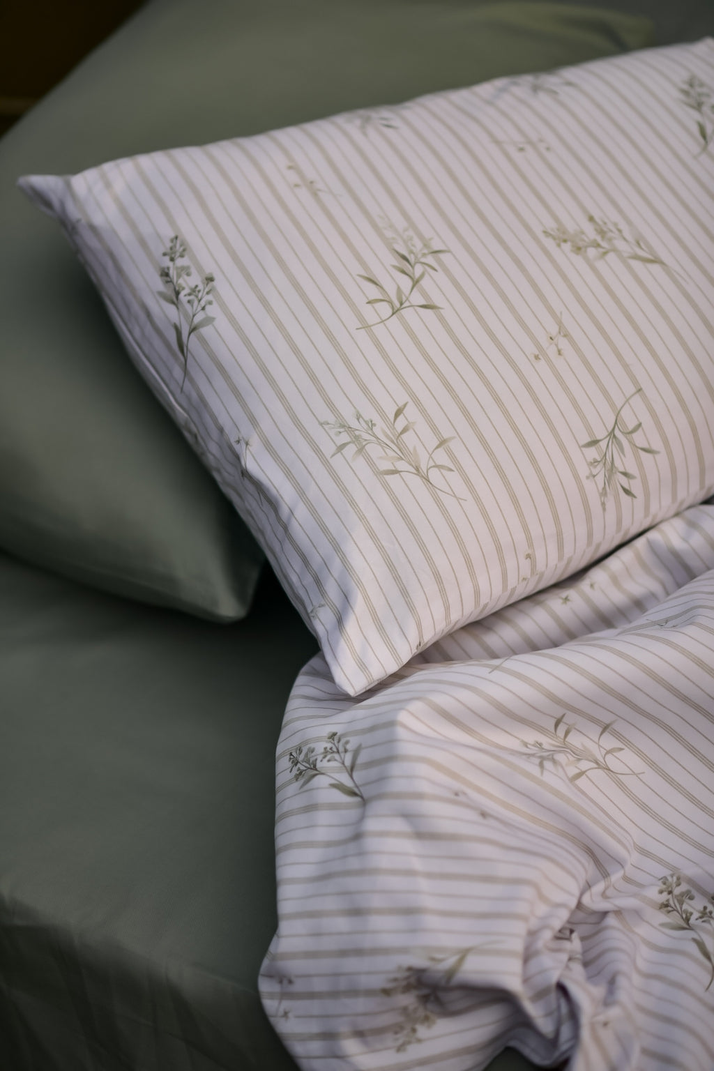 Calm florals - 7 piece Comforter set