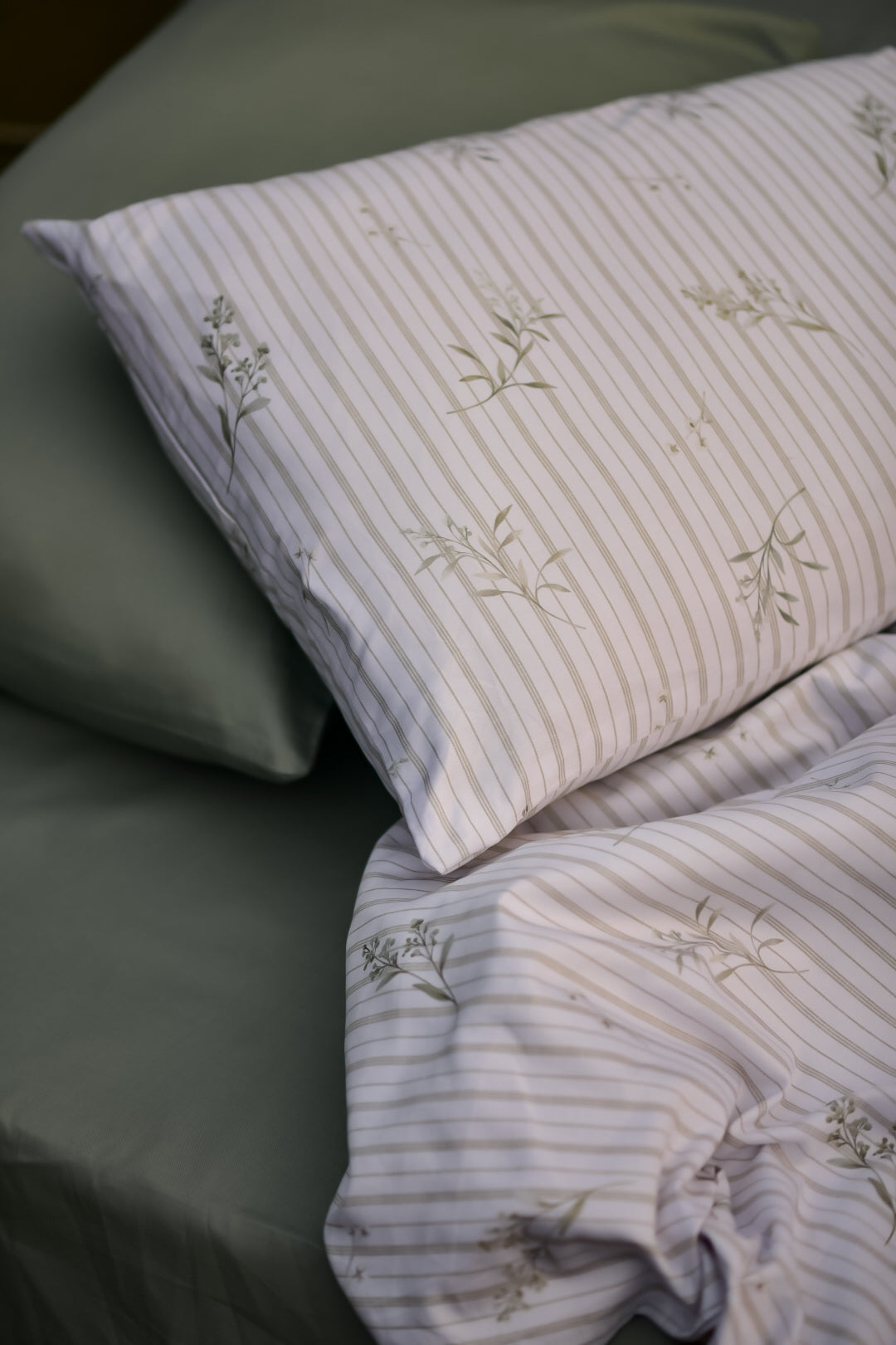 Calm florals - 7 piece Comforter set